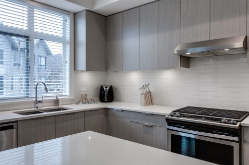 4-170 Celano Crescent, Kelowna, BC - Indoor Photo Showing Kitchen With Stainless Steel Kitchen With Upgraded Kitchen