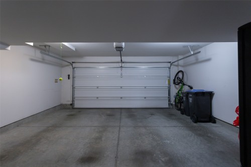 4-170 Celano Crescent, Kelowna, BC - Indoor Photo Showing Garage