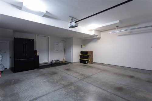 4-170 Celano Crescent, Kelowna, BC - Indoor Photo Showing Garage