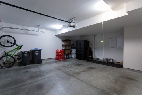 4-170 Celano Crescent, Kelowna, BC - Indoor Photo Showing Garage