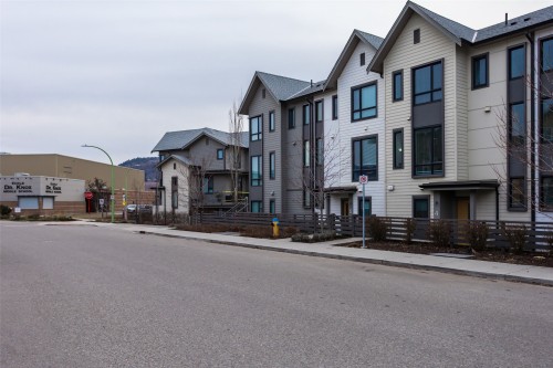 4-170 Celano Crescent, Kelowna, BC - Outdoor With Facade