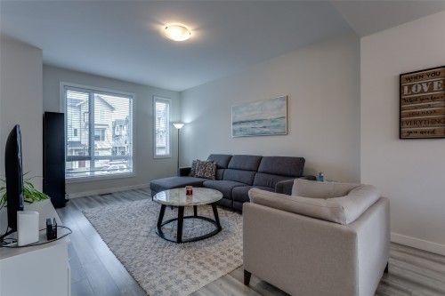 4-170 Celano Crescent, Kelowna, BC - Indoor Photo Showing Living Room