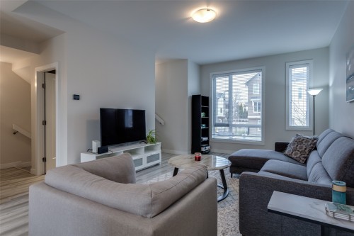 4-170 Celano Crescent, Kelowna, BC - Indoor Photo Showing Living Room