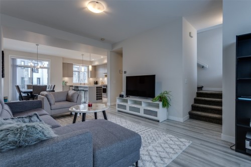 4-170 Celano Crescent, Kelowna, BC - Indoor Photo Showing Living Room