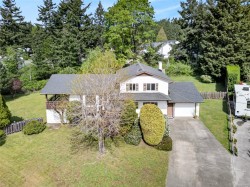645 Summit Pl Comox, BC V9M 3H2