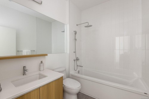 #206-9570 Fifth St, Sidney, BC - Indoor Photo Showing Bathroom