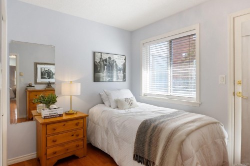 1-9875 Third St, Sidney, BC - Indoor Photo Showing Bedroom