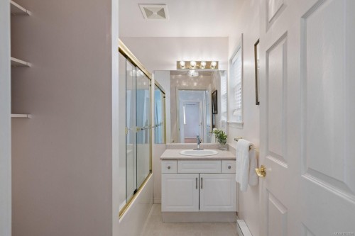 1-9875 Third St, Sidney, BC - Indoor Photo Showing Bathroom