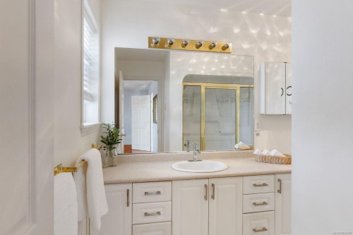 1-9875 Third St, Sidney, BC - Indoor Photo Showing Bathroom