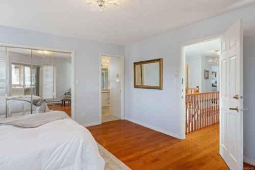 1-9875 Third St, Sidney, BC - Indoor Photo Showing Bedroom