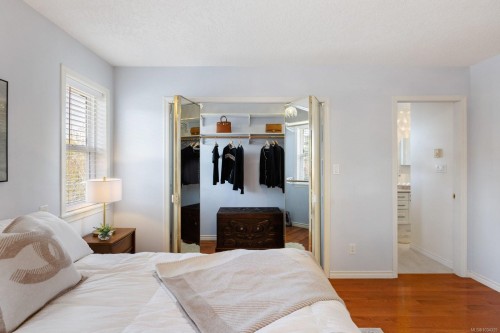 1-9875 Third St, Sidney, BC - Indoor Photo Showing Bedroom