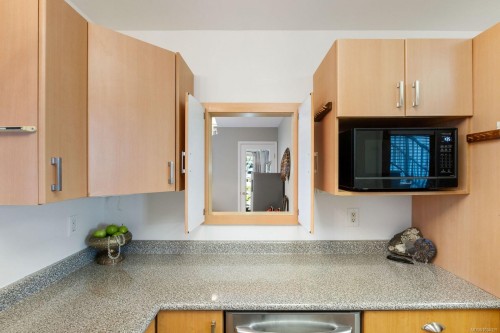 1-9875 Third St, Sidney, BC - Indoor Photo Showing Kitchen With Double Sink