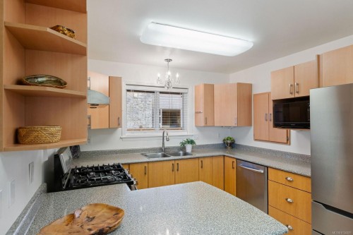 1-9875 Third St, Sidney, BC - Indoor Photo Showing Kitchen With Double Sink