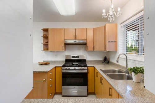 1-9875 Third St, Sidney, BC - Indoor Photo Showing Kitchen With Double Sink