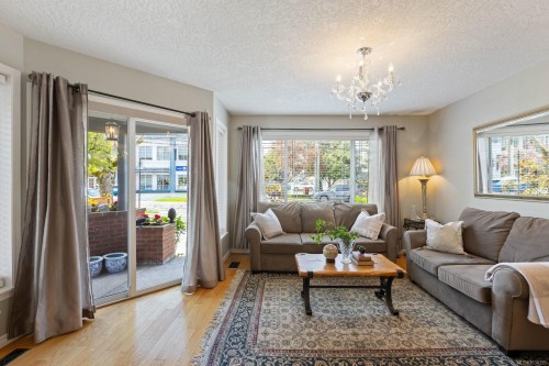 1-9875 Third St, Sidney, BC - Indoor Photo Showing Living Room