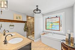 Spa-like 5-piece ensuite - 