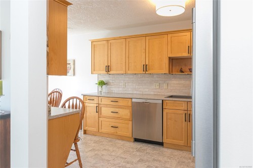 311-9919 Fourth St, Sidney, BC - Indoor Photo Showing Kitchen