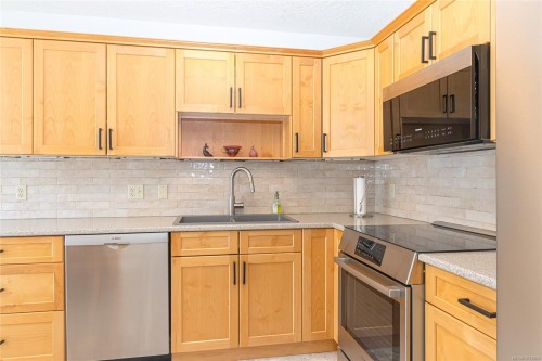311-9919 Fourth St, Sidney, BC - Indoor Photo Showing Kitchen With Double Sink