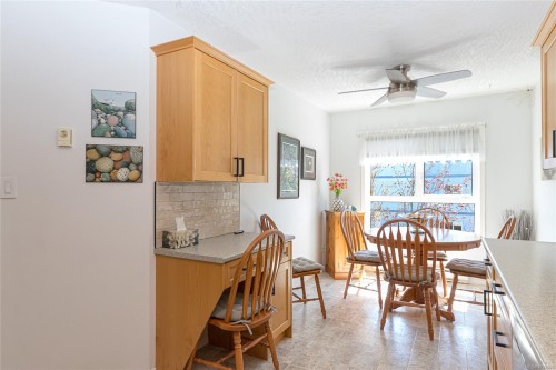 311-9919 Fourth St, Sidney, BC - Indoor