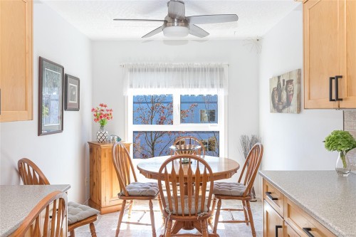 311-9919 Fourth St, Sidney, BC - Indoor Photo Showing Dining Room