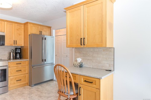 311-9919 Fourth St, Sidney, BC - Indoor Photo Showing Kitchen