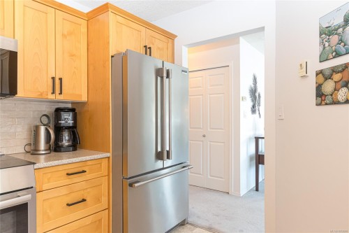 311-9919 Fourth St, Sidney, BC - Indoor Photo Showing Kitchen