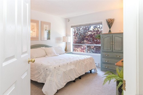 311-9919 Fourth St, Sidney, BC - Indoor Photo Showing Bedroom