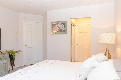 311-9919 Fourth St, Sidney, BC - Indoor Photo Showing Bedroom