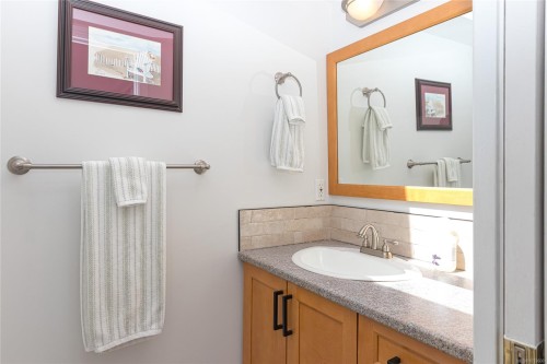 311-9919 Fourth St, Sidney, BC - Indoor Photo Showing Bathroom