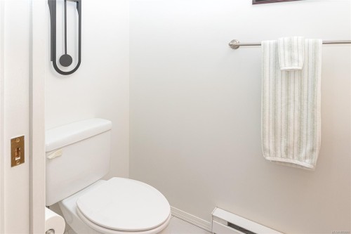 311-9919 Fourth St, Sidney, BC - Indoor Photo Showing Bathroom