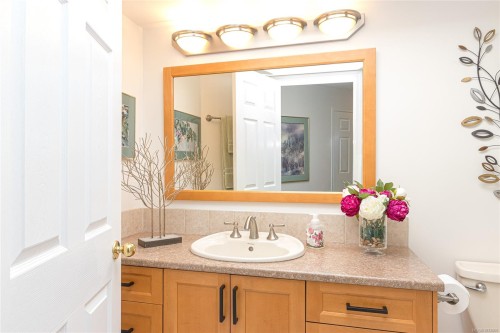 311-9919 Fourth St, Sidney, BC - Indoor Photo Showing Bathroom