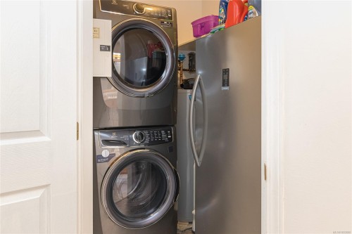311-9919 Fourth St, Sidney, BC - Indoor Photo Showing Laundry Room