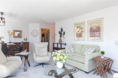 311-9919 Fourth St, Sidney, BC - Indoor Photo Showing Living Room