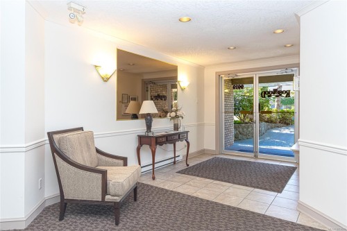 311-9919 Fourth St, Sidney, BC - Indoor Photo Showing Other Room