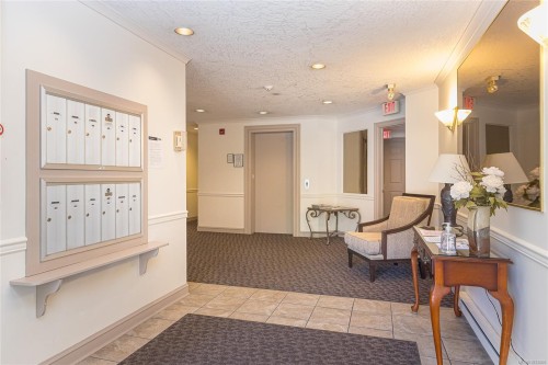 311-9919 Fourth St, Sidney, BC - Indoor Photo Showing Other Room