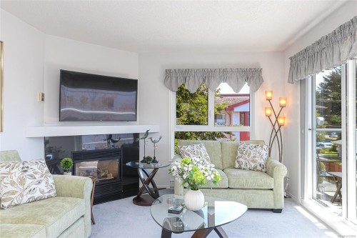311-9919 Fourth St, Sidney, BC - Indoor Photo Showing Living Room With Fireplace