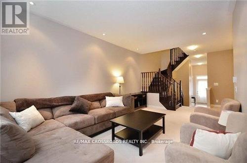158 Harvest Hills Boulevard, Newmarket, ON - Indoor Photo Showing Living Room