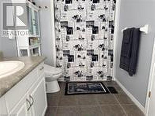 15 Gees Way, Cambridge, ON - Indoor Photo Showing Bathroom