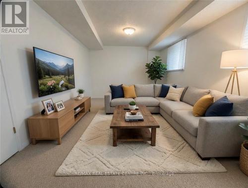 15 Gees Way, Cambridge, ON - Indoor Photo Showing Living Room