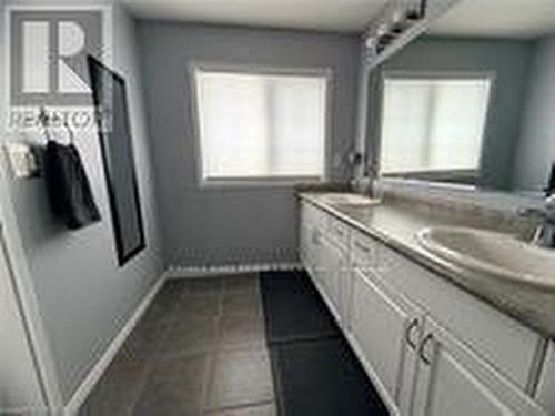 15 Gees Way, Cambridge, ON - Indoor Photo Showing Bathroom