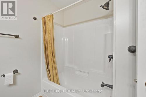 67 Hawktree, Ottawa, ON -  Photo Showing Bathroom