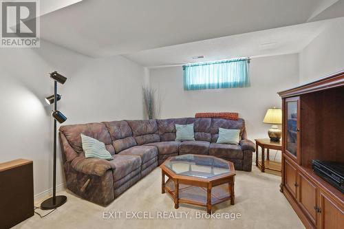 67 Hawktree, Ottawa, ON - Indoor Photo Showing Living Room