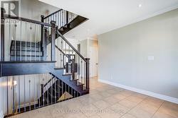 Large foyer. Oak staircases. - 