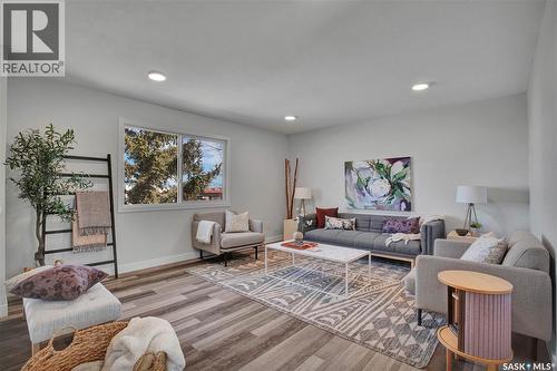 3339 Fairlight Drive, Saskatoon, SK - Indoor Photo Showing Living Room