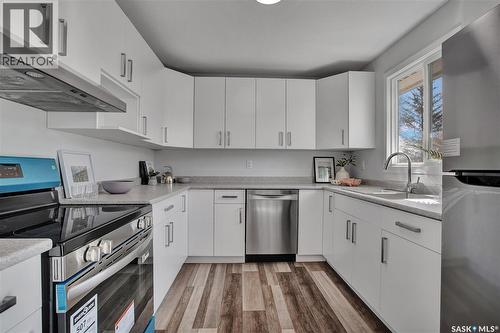 3339 Fairlight Drive, Saskatoon, SK - Indoor Photo Showing Kitchen