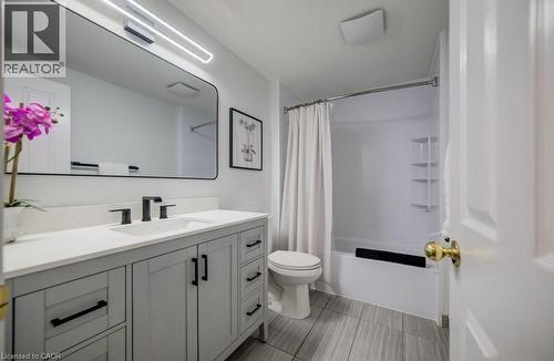 2nd floor full Bath - 255 Highbrook Crescent, Kitchener, ON - Indoor Photo Showing Bathroom