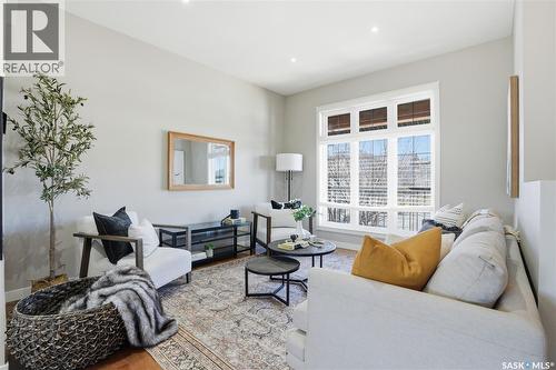 210 Padget Crescent, Saskatoon, SK - Indoor Photo Showing Living Room
