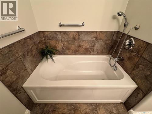 218 5Th Avenue E, Biggar, SK - Indoor Photo Showing Bathroom