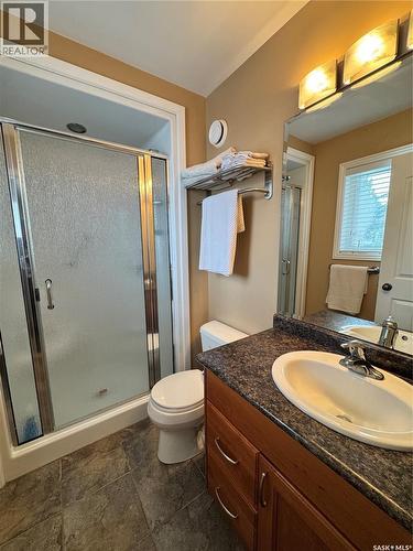218 5Th Avenue E, Biggar, SK - Indoor Photo Showing Bathroom