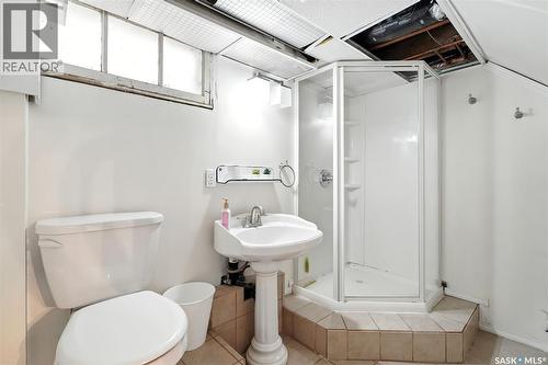 1009 Mcpherson Avenue, Saskatoon, SK - Indoor Photo Showing Bathroom